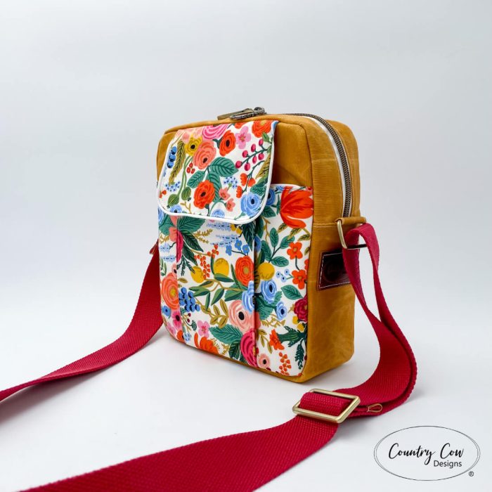 Ojyma Crossbody Bag with piping on the flap