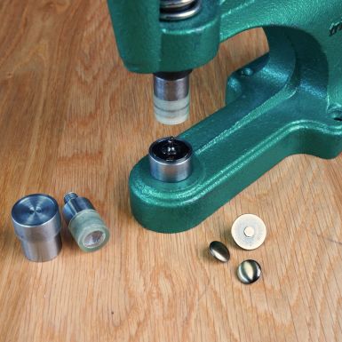 Die set for setting rivet backed magnetic snaps